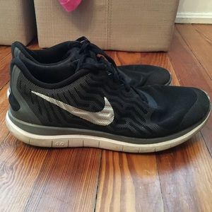 Black nike free run tennis shoes
